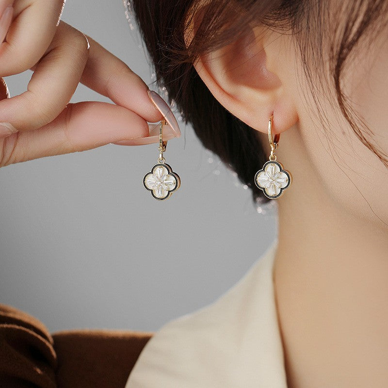 18K Gold Flower Design Earrings - Elegant High-End Fashion Accessories