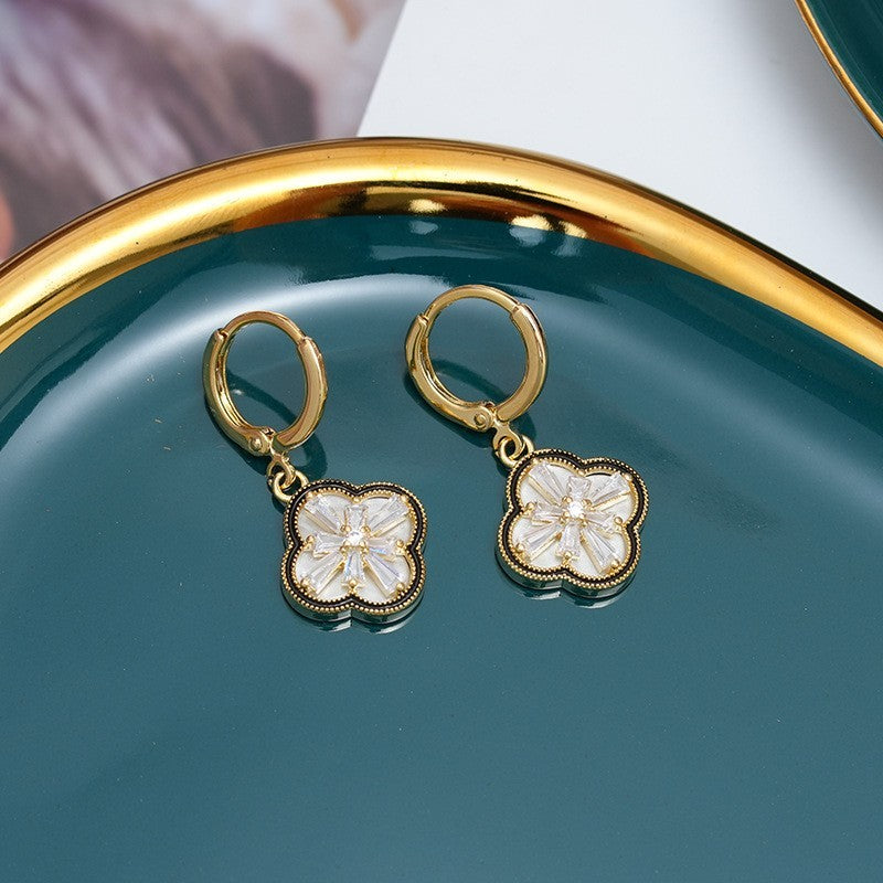 18K Gold Flower Design Earrings - Elegant High-End Fashion Accessories
